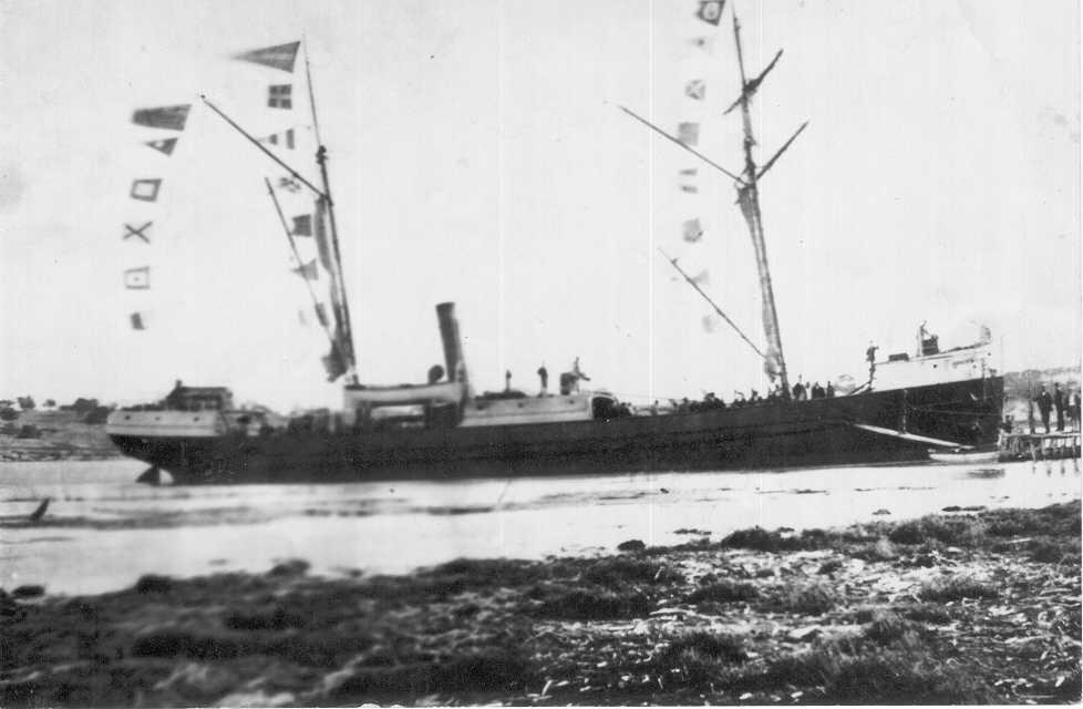 Iron Steamship "Queen of the South, a General cargo vessel built in 1877 at Paisley, Scotland.  Registered at Wellington in 1889, Owned in 1902 by Edward Pearce, John Duncan & 4 others.

Tonnage:  198 gross, 121 net
Dimensions:  length 126'2", breadth 