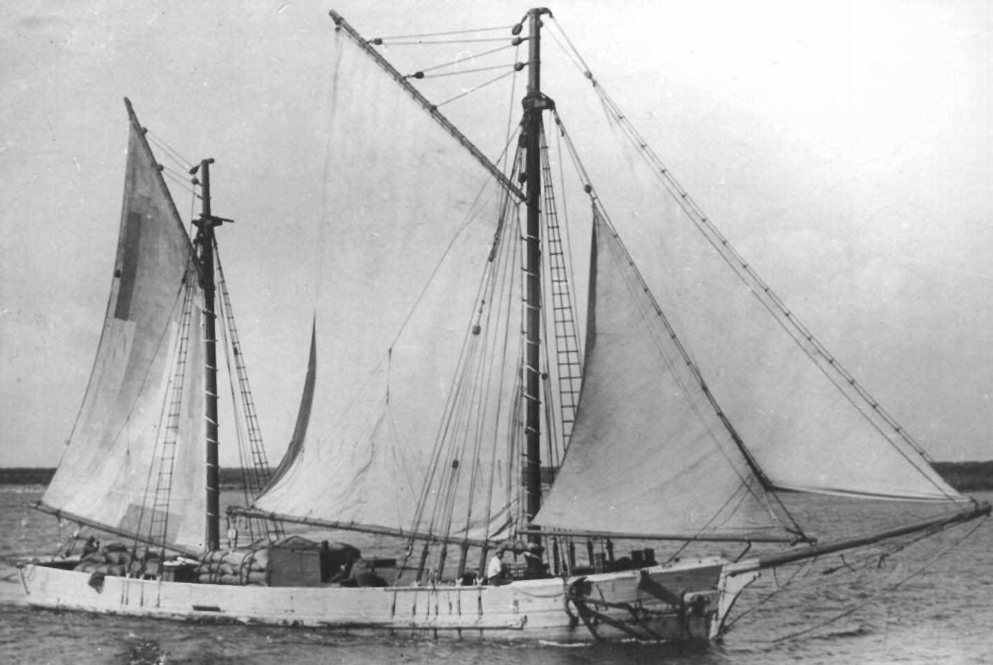 Ketch built in 1864 in Franklin, Tasmania.
This image shows vessel loaded with bags of cargo.