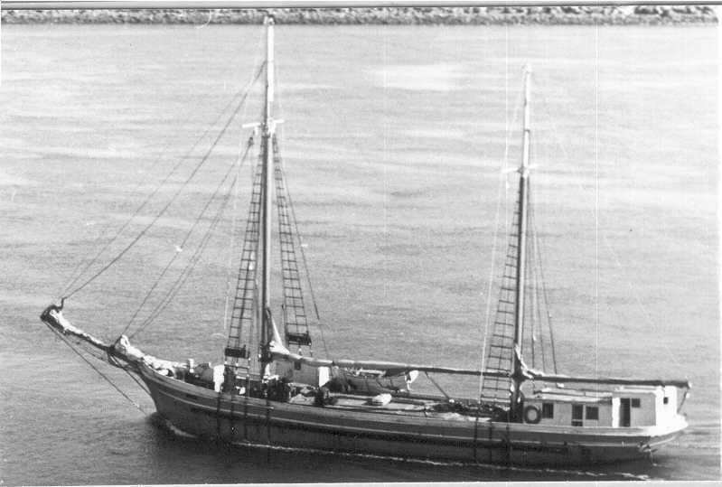 Ketch leaving Outer Harbour, last time