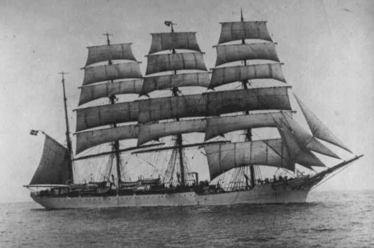 1907 Barque at sea