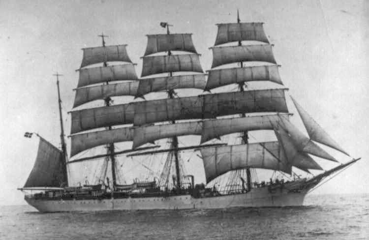 1907 Barque at sea