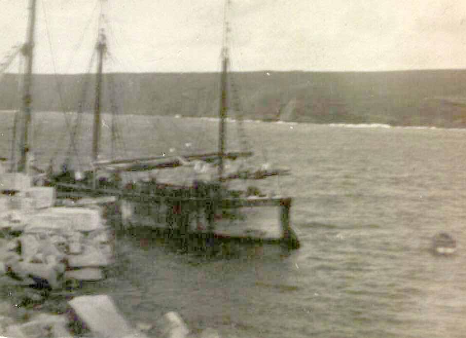 JOHN ROBB "Ketches of South Australia" by Ronald Parsons, describes "John Robb" as a lighter converted to a 2 masted ketch in 1933. Owned by WS & RE Murch. Wrecked in St Vincent's Gulf, April 24, 1954, following a collision with the tug 'Falcon' that was towing a