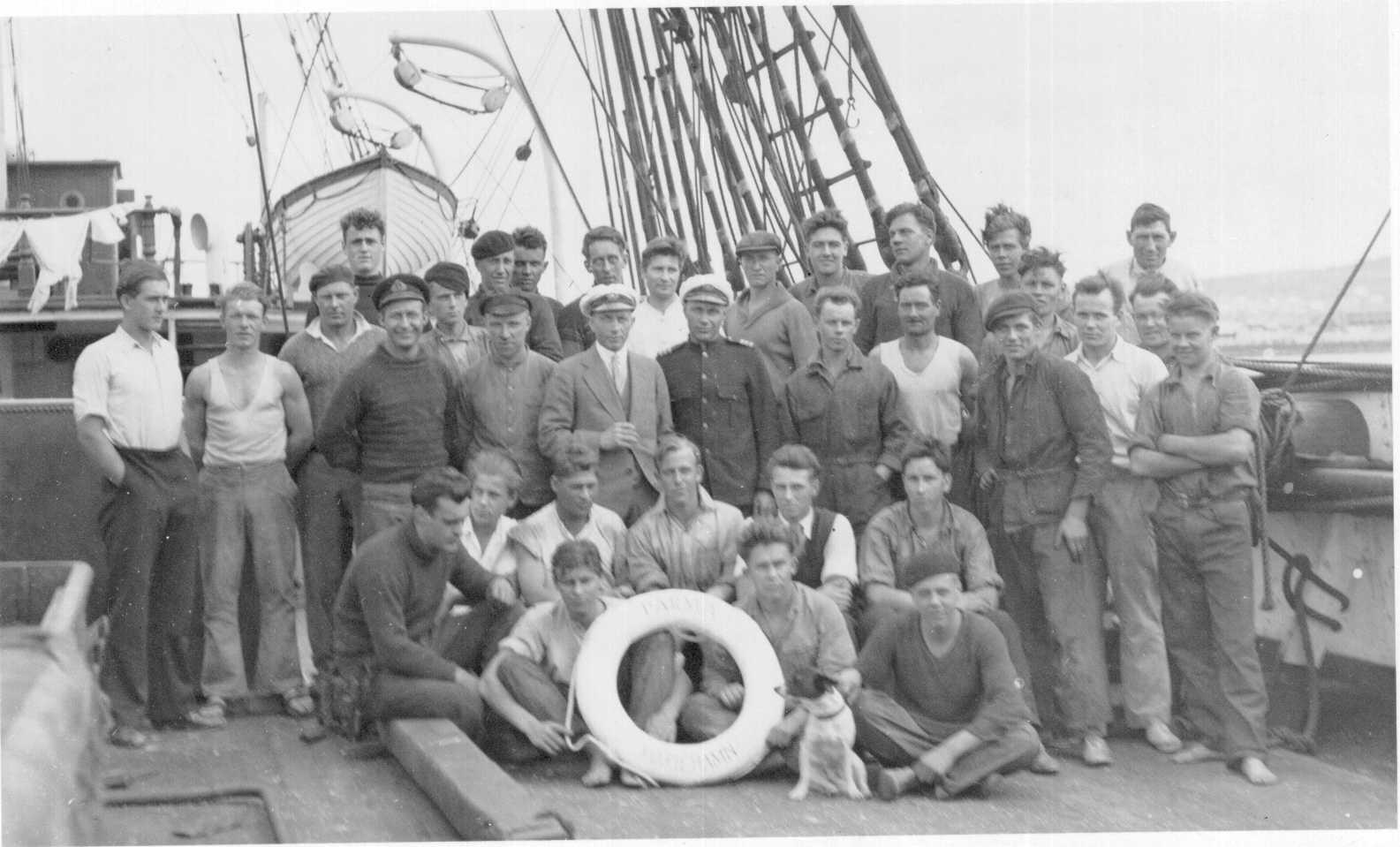 The crew of the Parma at Port Lincoln in March 1935.