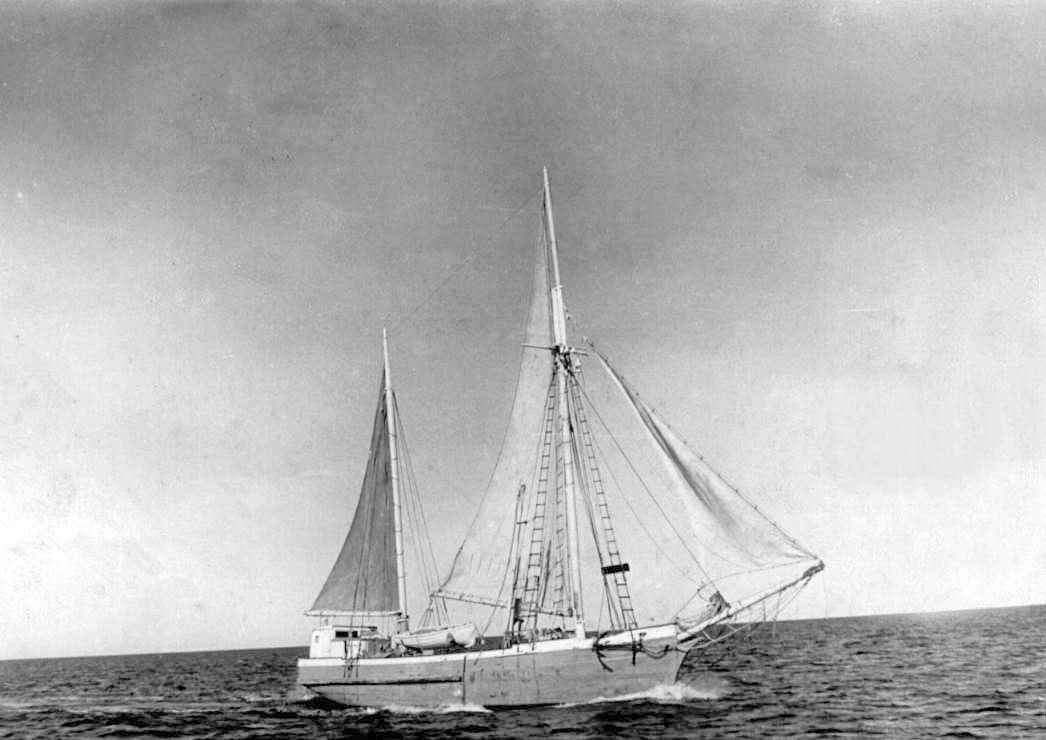 This image shows the vessel side on whilst sailing.
