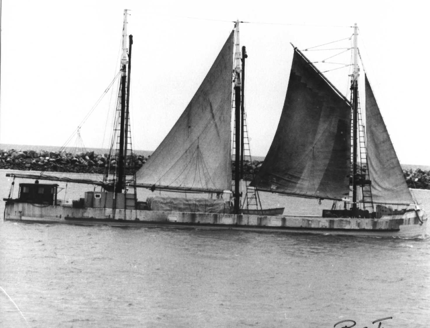 "Moorara" built in 1909 by AJ Inches, Echuca Vic, as a wood and iron composite Murray River Barge.  Vessel was altered in 1930 as a 3 msted fore and aft rigged ewith an auxilliary motor and was reregistered in July 1930 by G Heritage & CGD Heritage.  She 