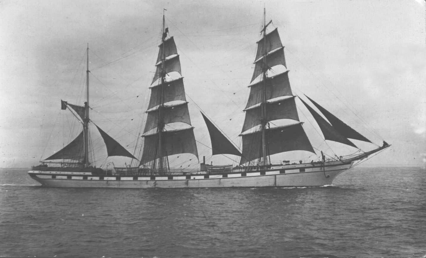 Dteel Barque "Jeanne D'Arc", built in 1901 at St Nazaire by Atel. & Chant de La Noire, owned by Cie Nav. De l'Oceanie, managed by P Tandonnet.

Tonnage:  2202 gross, 1987 net
Dimensions;  length 281'0", breadth 40'1", draught 22'7"
Port Of registry:  
