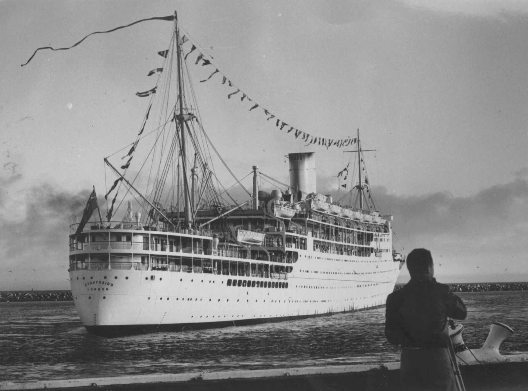 1931 passenger vessel.
This image shows vessel with flags flying, leaving for UK and breaking up, 15/5/1961.