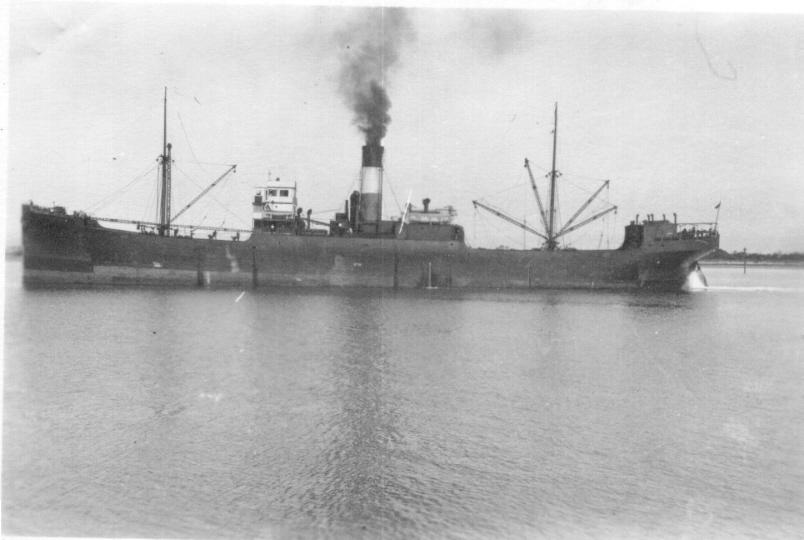 1921-22General cargo vessel entering port