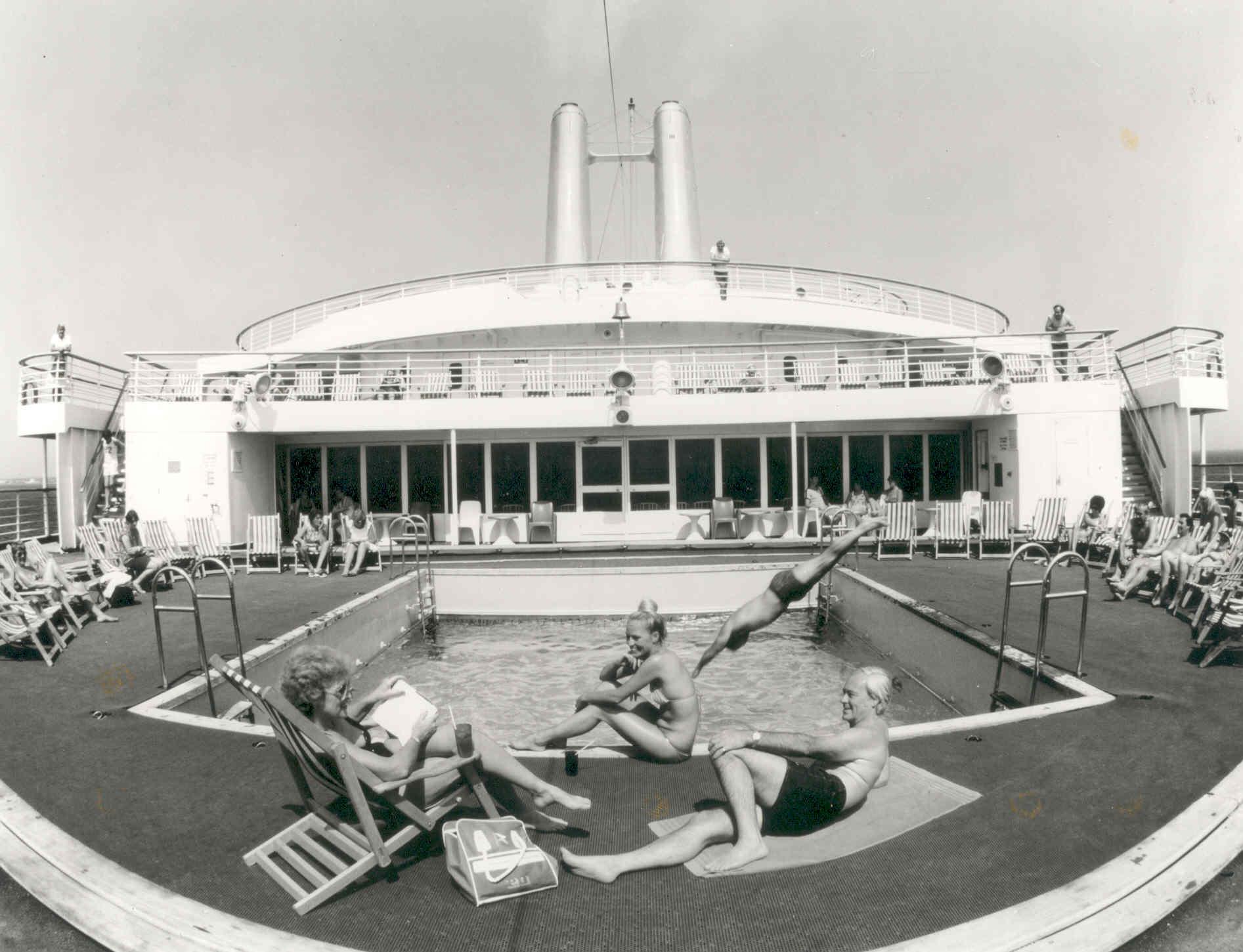 Passenger vessel - Alice Springs Pool and sun terrace