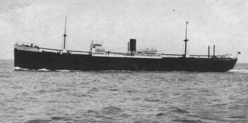 1913 refrigerated vessel at sea