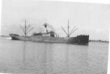 1914-15 General cargo vessel entering port
